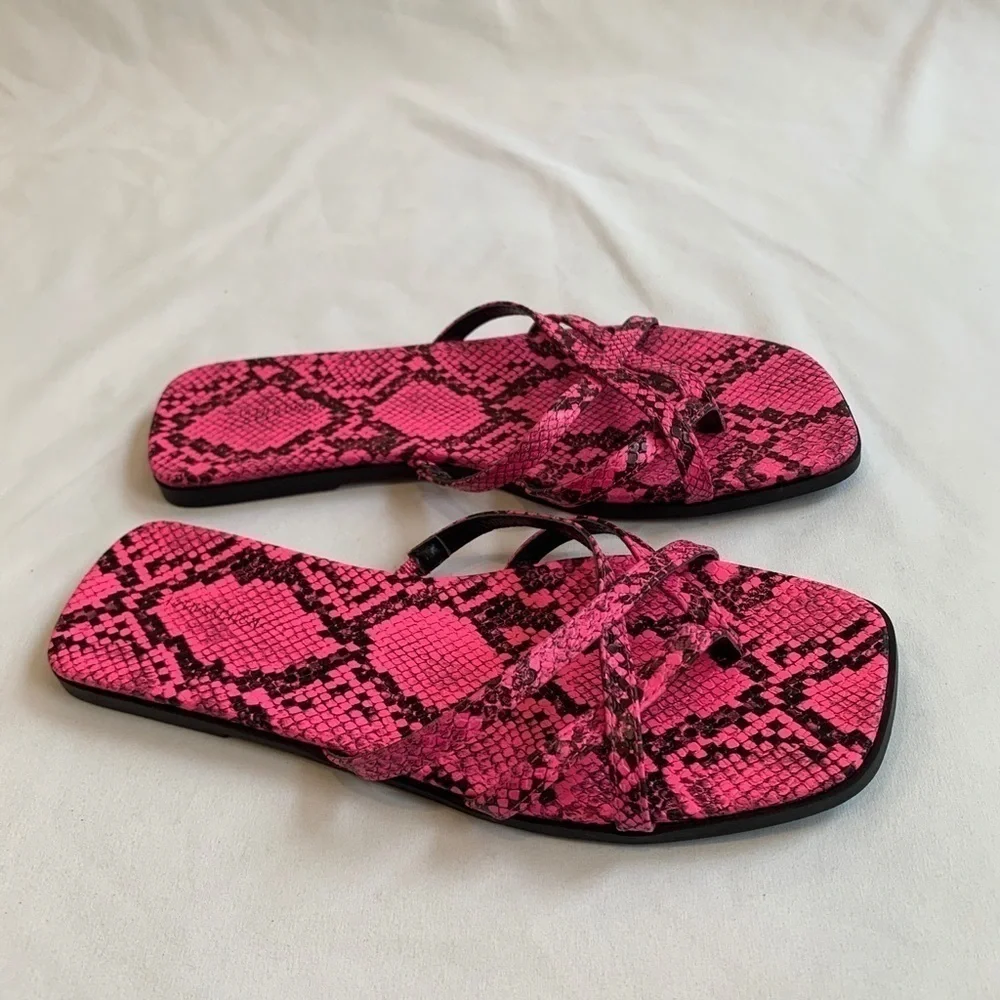 14TH & Union Caite Hot Pink & Black Python Print Slip On Strappy‎ Sandals - Picture 2 of 6